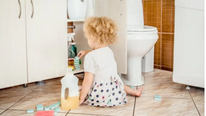 Тазартқыш сұйықтықтар мен тұрмыстық химияны балалардың қолы жетпейтін жерде сақтаңыздар!